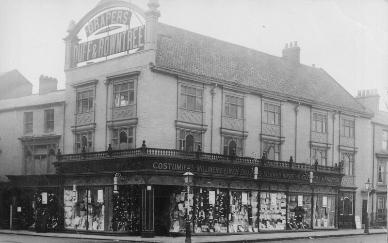 <h2>DUFF AND ROUNDTREE NEWGATE DRAPERS, MARKET PLACE, 1907</h2><p class='caption'>Beamish The Living Museum of the North – People’s Collection</p>